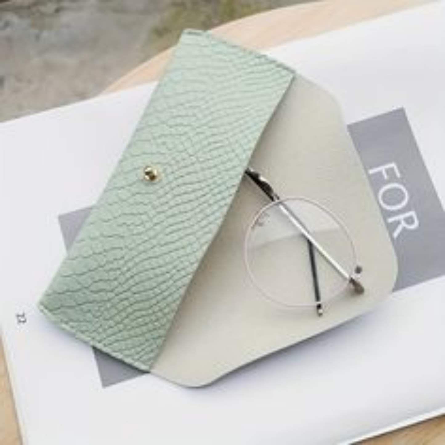 Snake Scale Pattern Glasses Holder